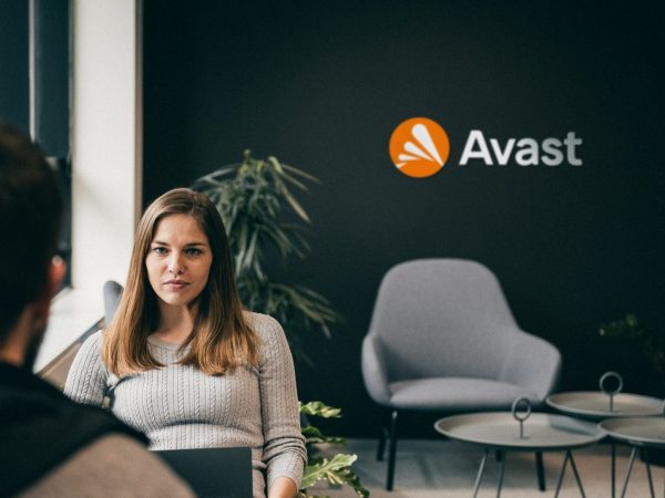 Avast: Více než třetina Čechů a Češek prošla svým partnerům telefon