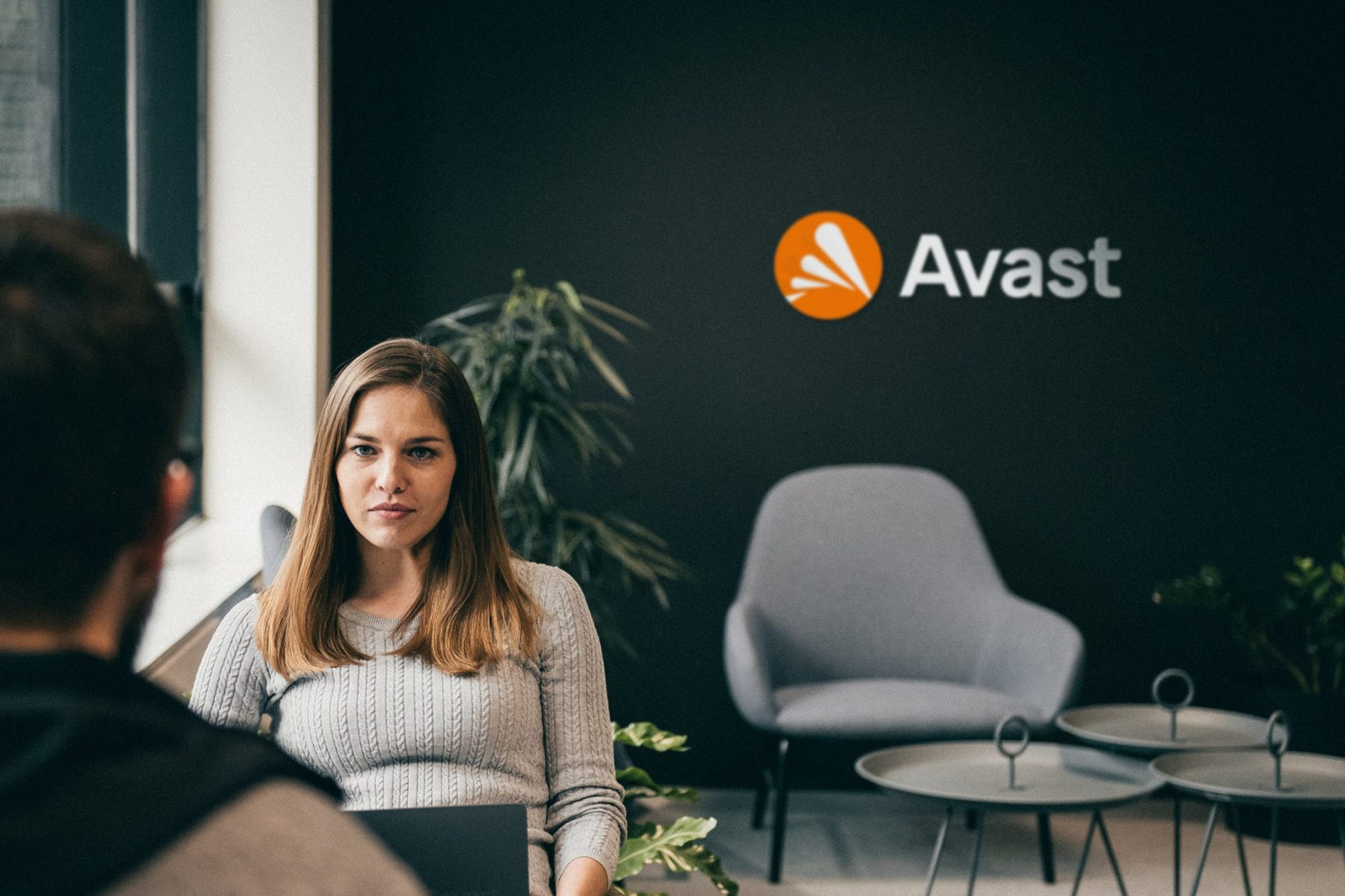 Avast: Více než třetina Čechů a Češek prošla svým partnerům telefon