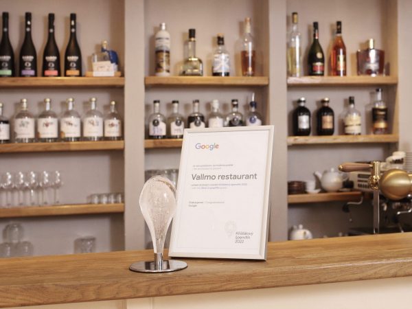 Uživateli nejlépe hodnocenou pražskou restaurací na Mapách Google je Vallmo. Od Googlu obdržel historicky první ocenění Křišťálový špendlík