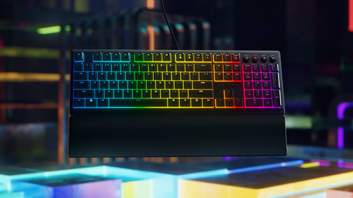 Společnost Razer představuje nízkoprofilovou ergonomickou klávesnici Ornata v3 s technologií mecha-membrane