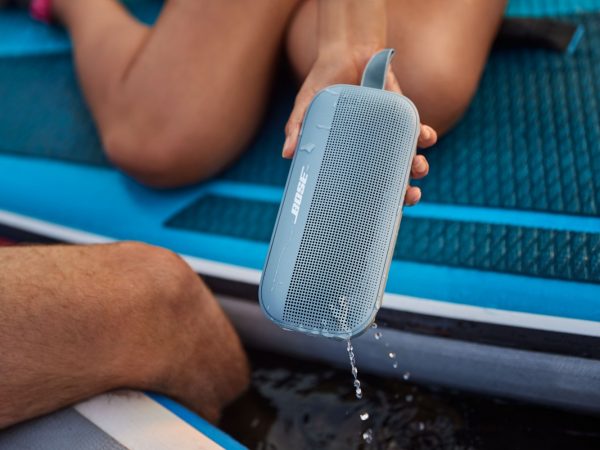Nejlepší reproduktor k vodě? Vydrží i ponoření a když spadne do vody, vyplave: Bose SoundLink Flex