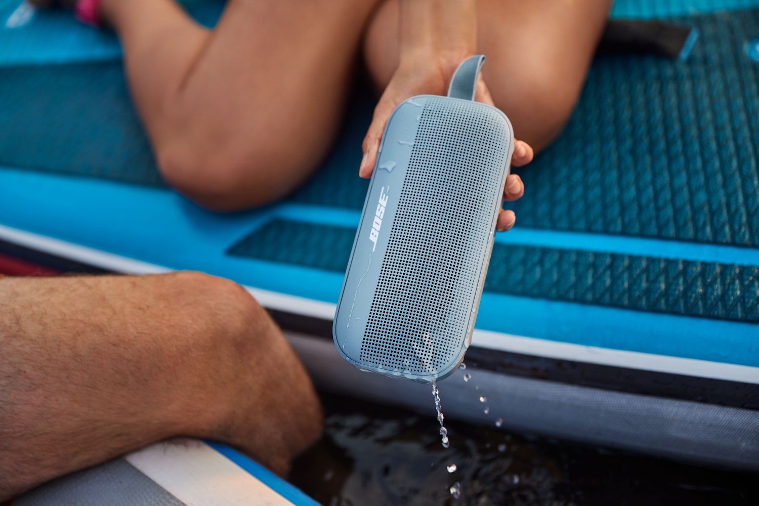 Nejlepší reproduktor k vodě? Vydrží i ponoření a když spadne do vody, vyplave: Bose SoundLink Flex