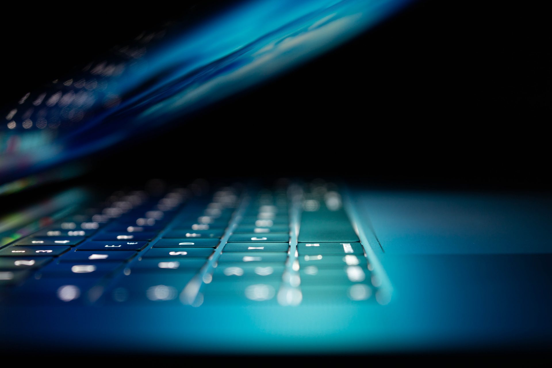 Sleva od Adidasu, zpráva z LinkedInu nebo informace o zásilce od DHL? Hackeři při útocích napodobují známé značky