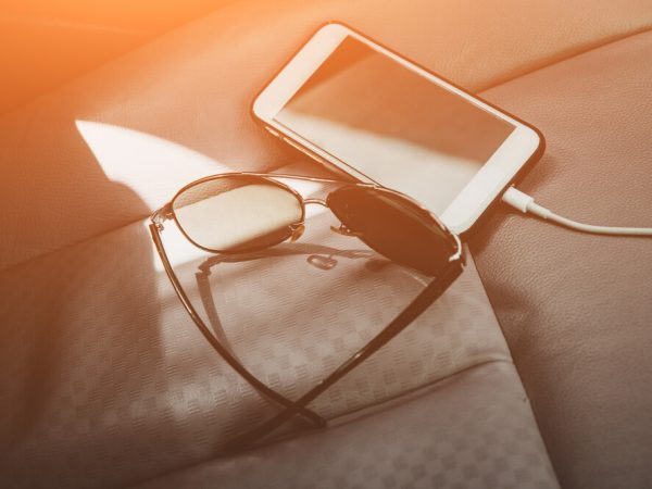 Letní nabíjení elektroniky má svá pravidla. Pozor na přímé slunce či silné kryty mobilů