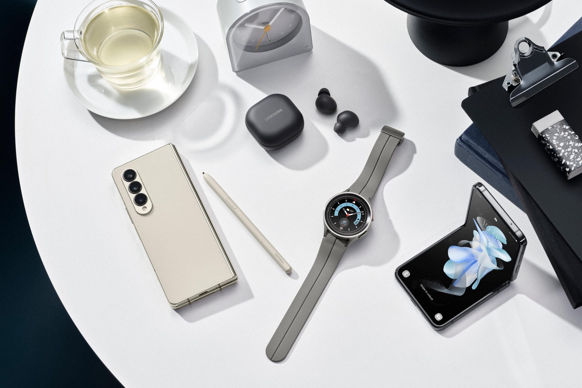 Samsung zahajuje prodej nových skládacích telefonů  Galaxy Z Fold4 a Galaxy Z Flip4, hodinek Galaxy Watch5 a Galaxy Watch5 Pro, a sluchátek Galaxy Buds2 Pro