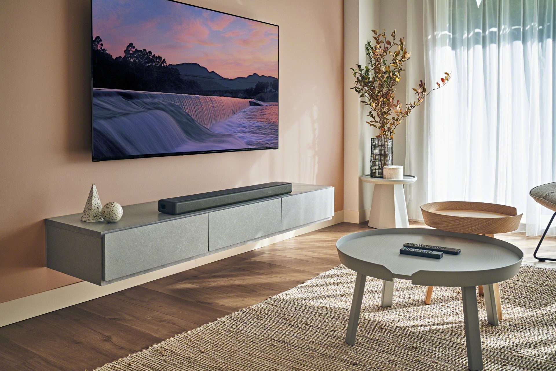 Společnost Sony představuje soundbar HT-A3000, který v kombinaci s volitelnými zadními reproduktory přináší pohlcující 360° prostorový zvuk