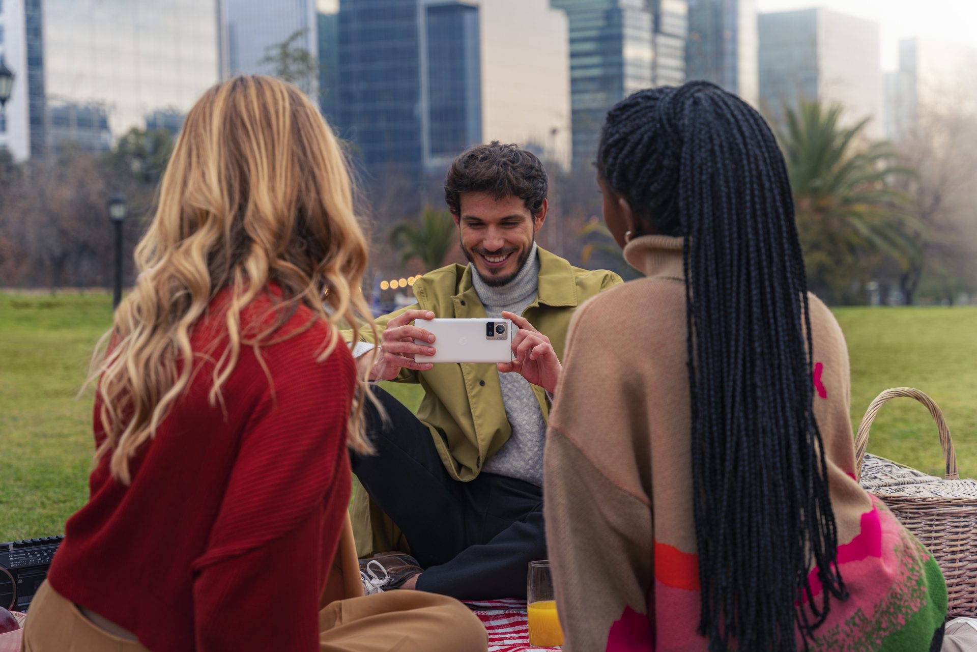 Motorola spojuje ohromující design a funkce vlajkové lodi ve třech nových chytrých telefonech edge