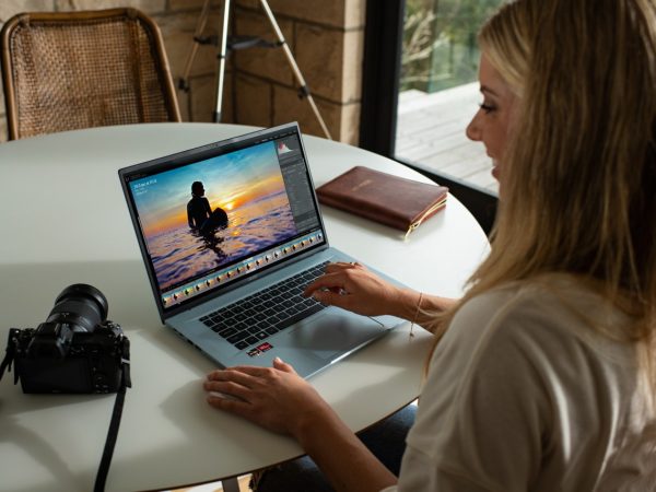 Společnost Acer představuje nejlehčí 16″ OLED notebook na světě