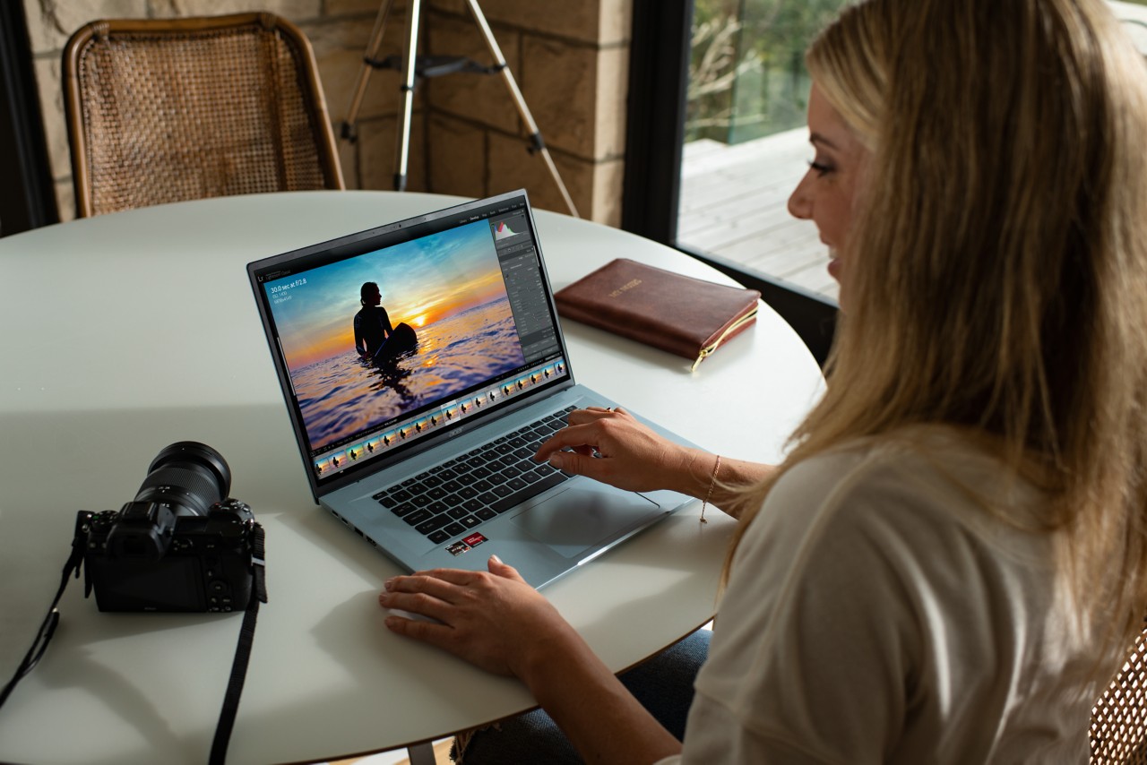 Společnost Acer představuje nejlehčí 16″ OLED notebook na světě