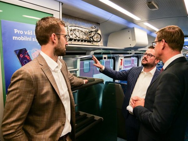 Kvalitní hlasové i datové služby ve vlacích zajistí opakovače mobilního signálu; pro pilotní projekt jej do jednotky railjet Českých drah instalovala ČD – Telematika