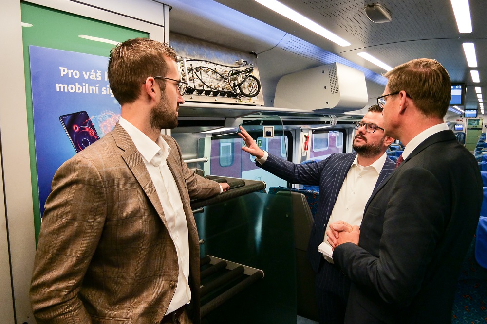 Kvalitní hlasové i datové služby ve vlacích zajistí opakovače mobilního signálu; pro pilotní projekt jej do jednotky railjet Českých drah instalovala ČD – Telematika