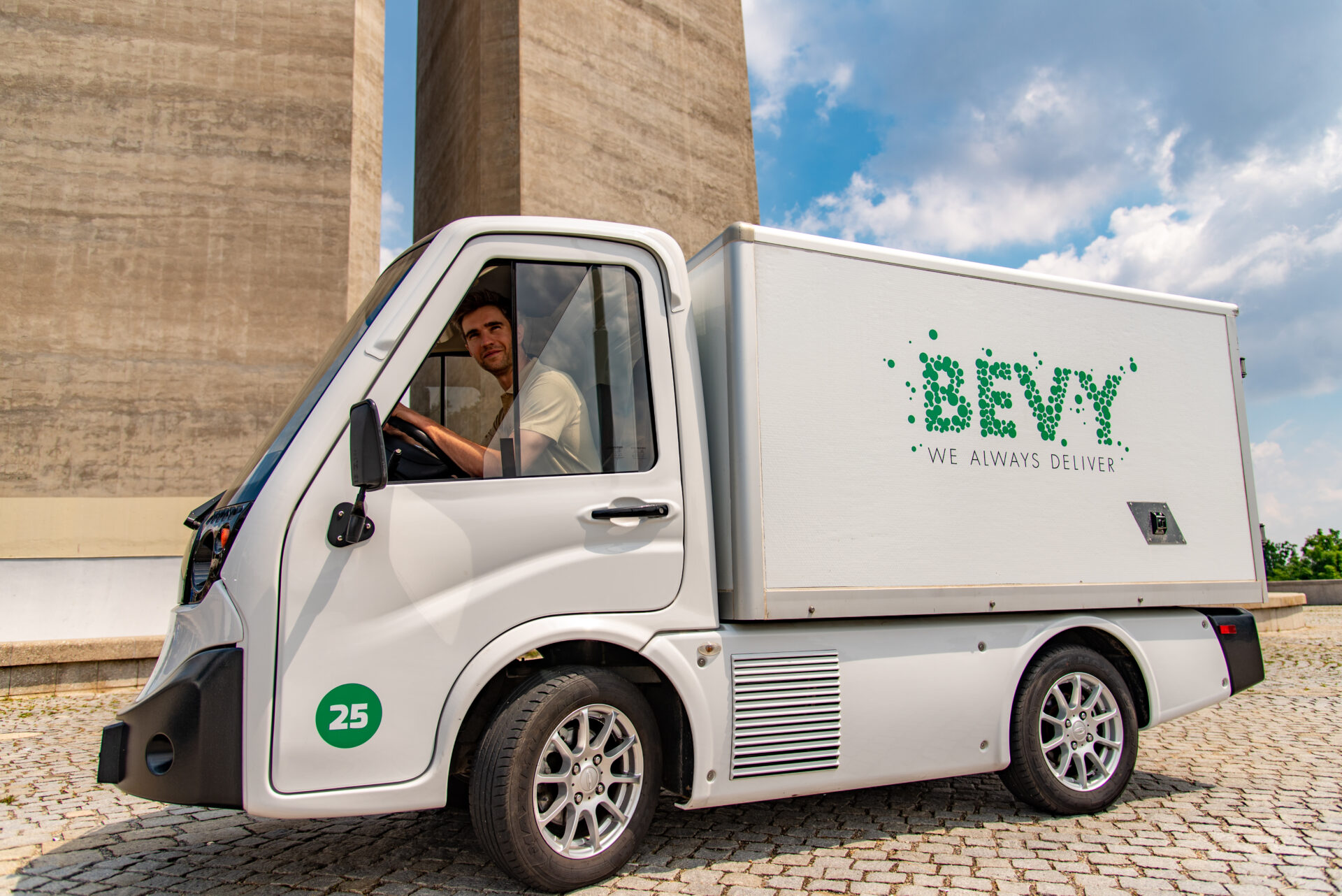 Dynamické plánování tras, udržitelnost a elektromobilita. Přepravní společnost Bevy.city získává investici 1 milion eur