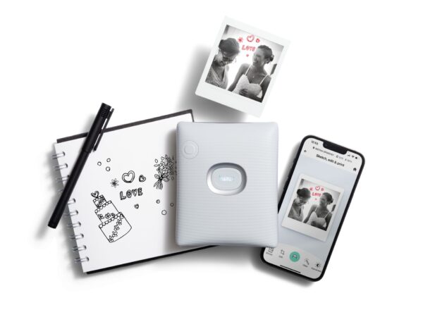 Fujifilm má novou tiskárnu instax SQUARE Link pro rychlý tisk fotek ze smartphonu. Novinka přináší fanouškům instantních fotek funkce rozšířené reality a sdílení digitálních snímků