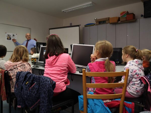 Pomocí programování se učí logice i kreativitě, chválí si školy. Šestého ročníku Meet & Code se zúčastnilo přes 1 tisíc dětí z celé ČR