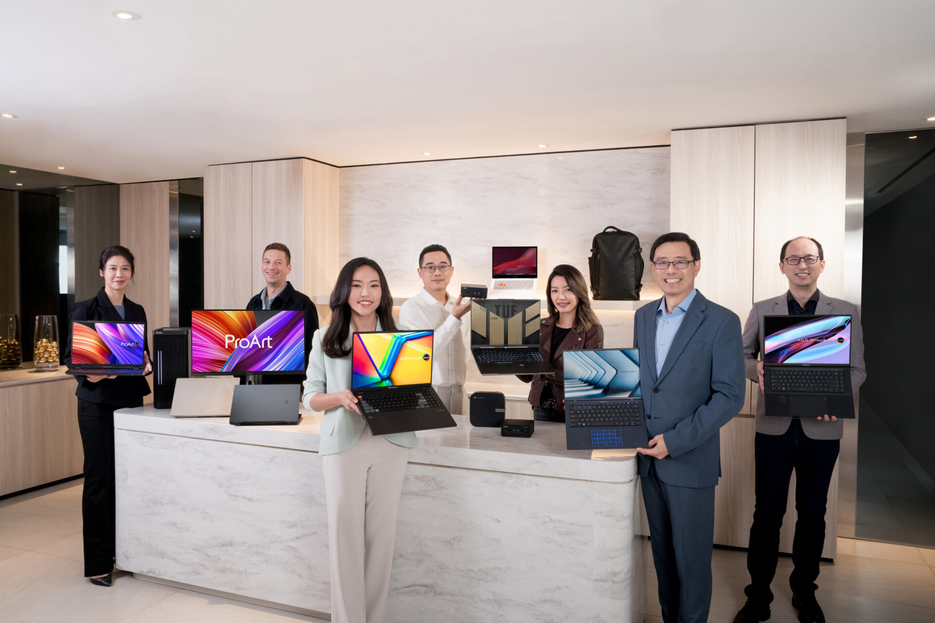 ASUS na CES 2023 ukázal revoluční 3D notebooky, které nevyžadují 3D brýle nebo dosud nejvýkonnější Zenbook