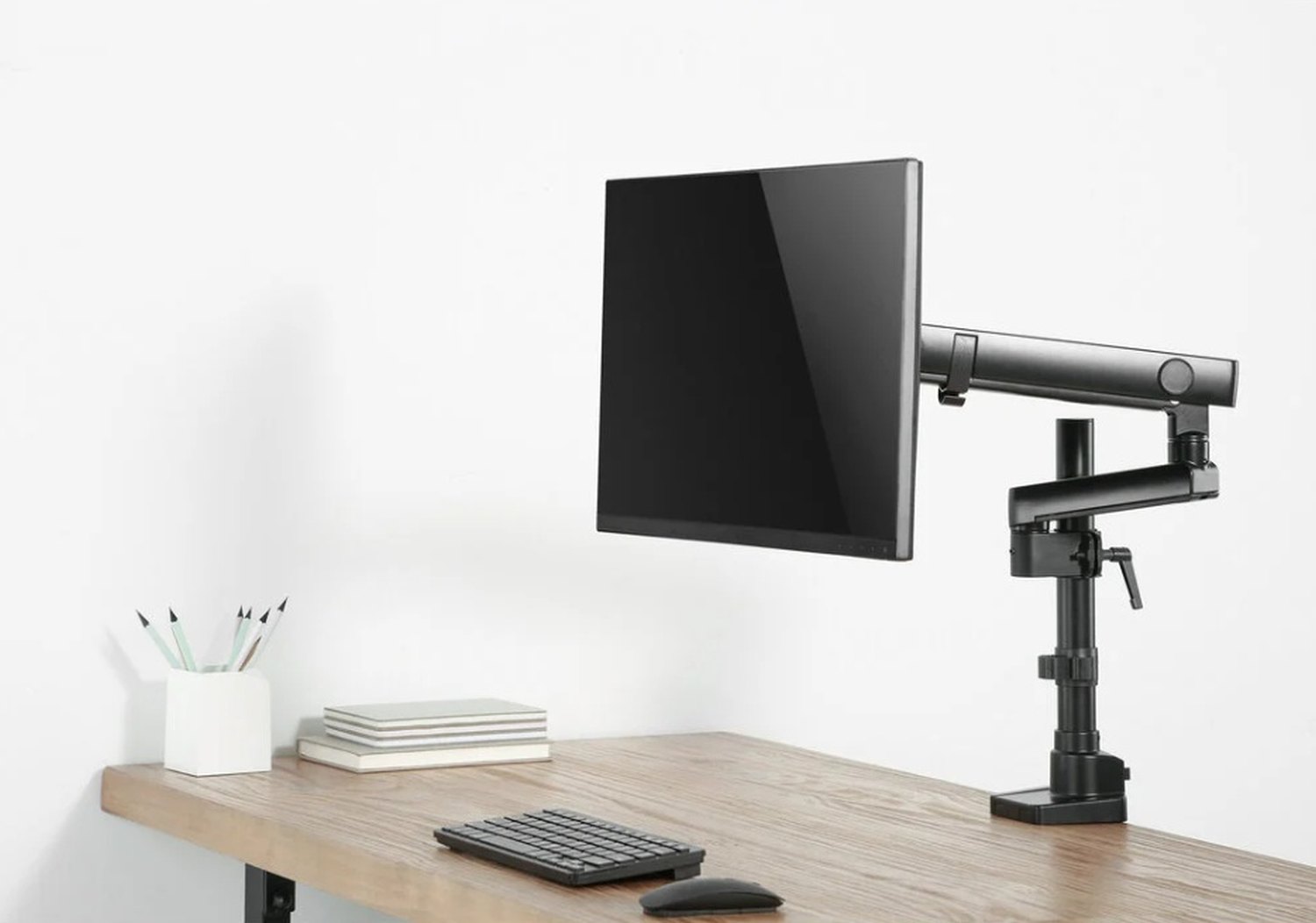 Průzkum CZC: Třetinu Čechů bolí záda. Tipy, jak si doma vytvořit moderní ergonomickou kancelář