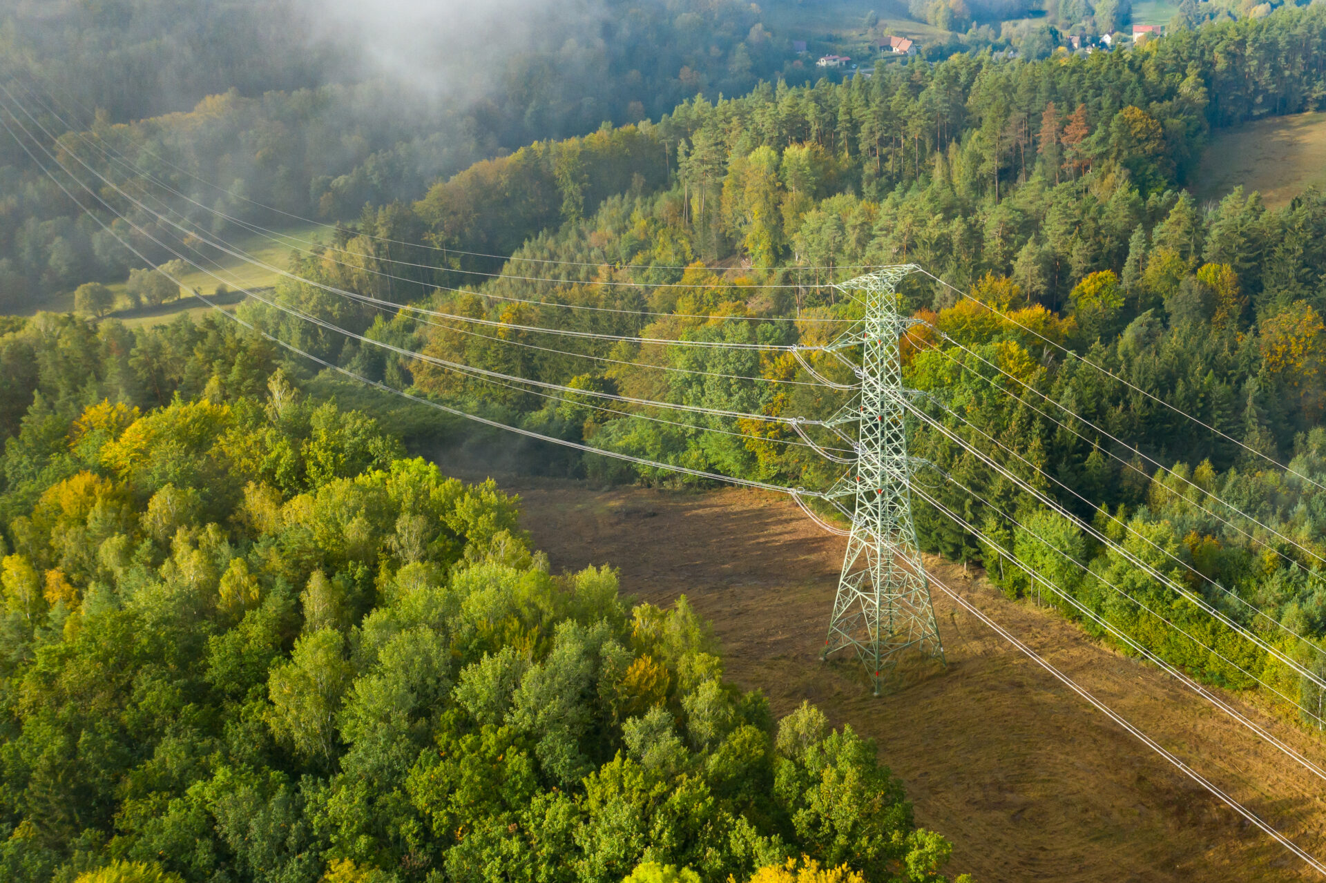 Na ochranná pásma v okolí elektrického vedení pomáhají dohlížet letadla