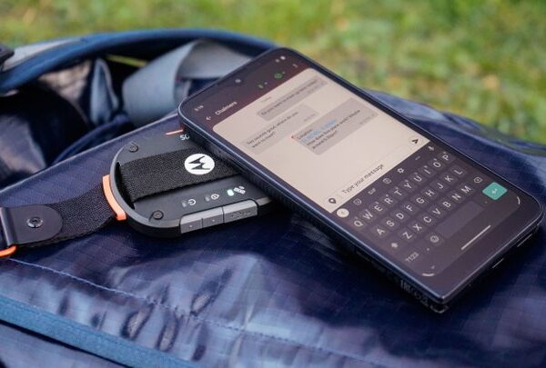 Nové Bluetooth zařízení satelitní komunikace motorola defy satellite link bylo představeno na barcelonském veletrhu MWC 2023