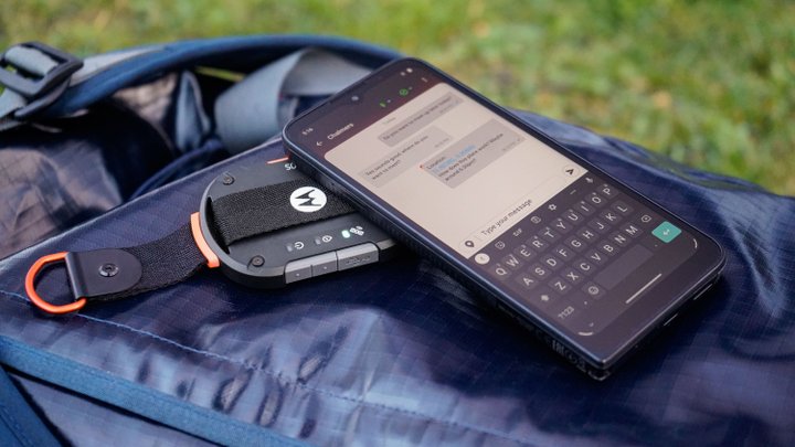Nové Bluetooth zařízení satelitní komunikace motorola defy satellite link bylo představeno na barcelonském veletrhu MWC 2023