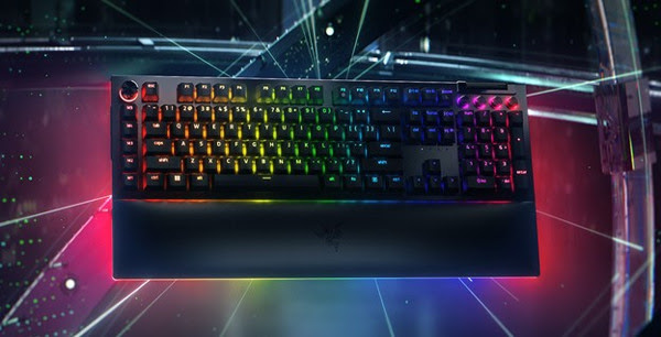 DOKONALÉ OVLÁDÁNÍ A POHLCENÍ S NOVÝM RAZER BLACKWIDOW V4 PRO