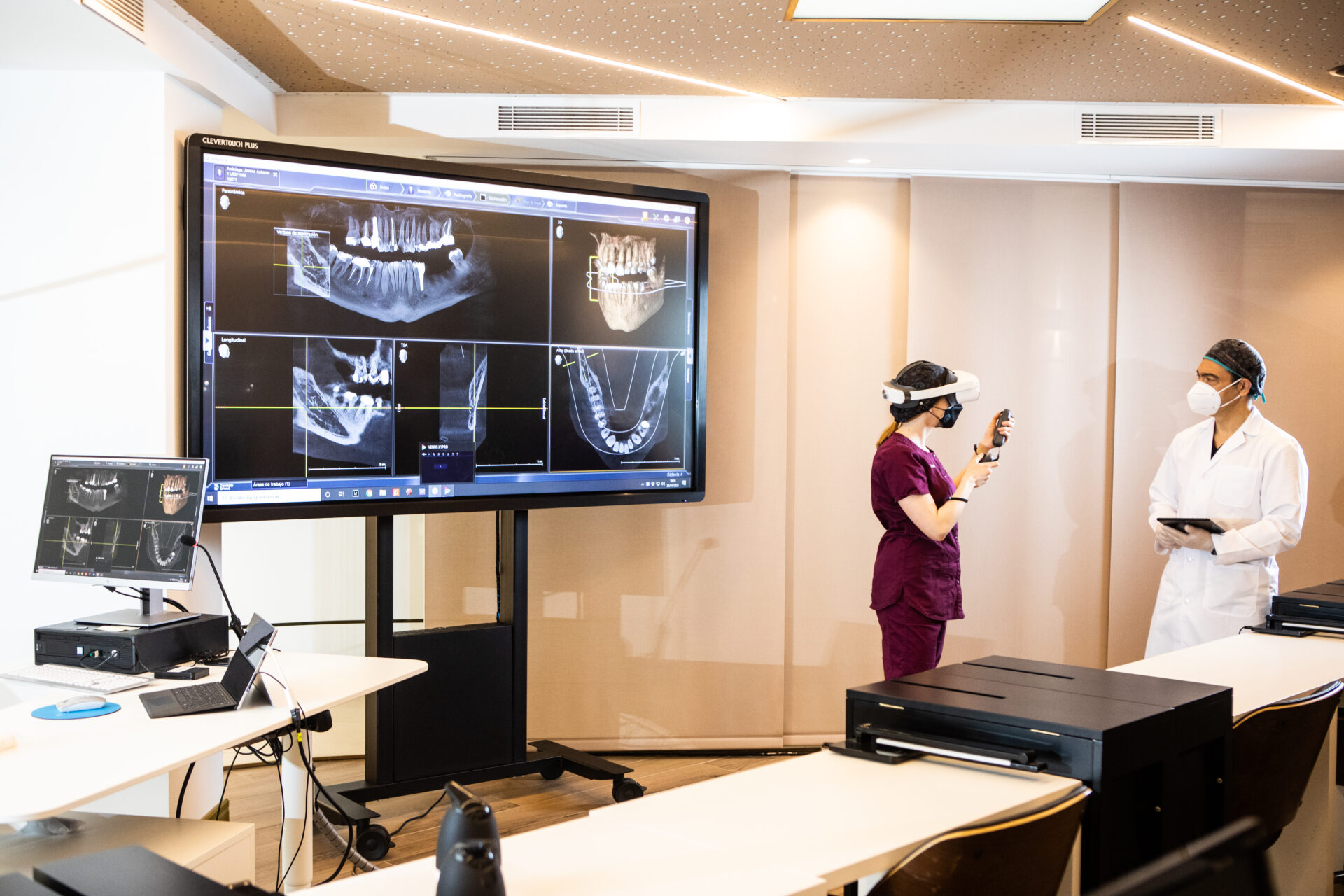 Lifeliqe pomáhá nezaměstnaným. V USA nově školí ve virtuální realitě asistenty zdravotních sester