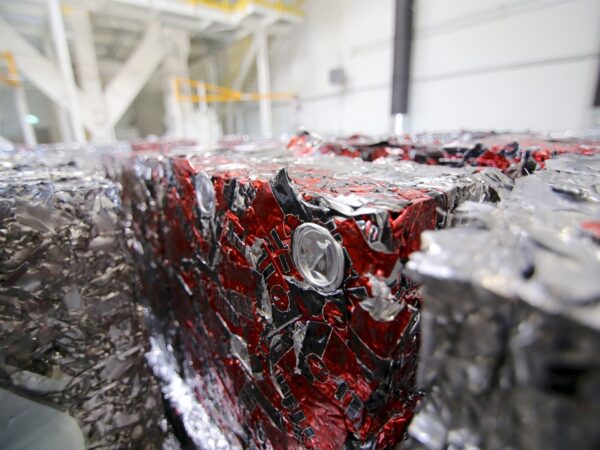 Průměrný Evropan vyprodukuje 180 kg obalového odpadu za rok, pomoct by mohlo vyšší využití snadno recyklovatelných materiálů. Nejvíc trendy je hliník