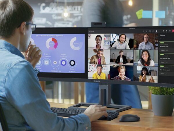 Nový SuperWide monitor Philips s USB-C dokovací stanicí a 5MP webovou kamerou s potlačením šumu