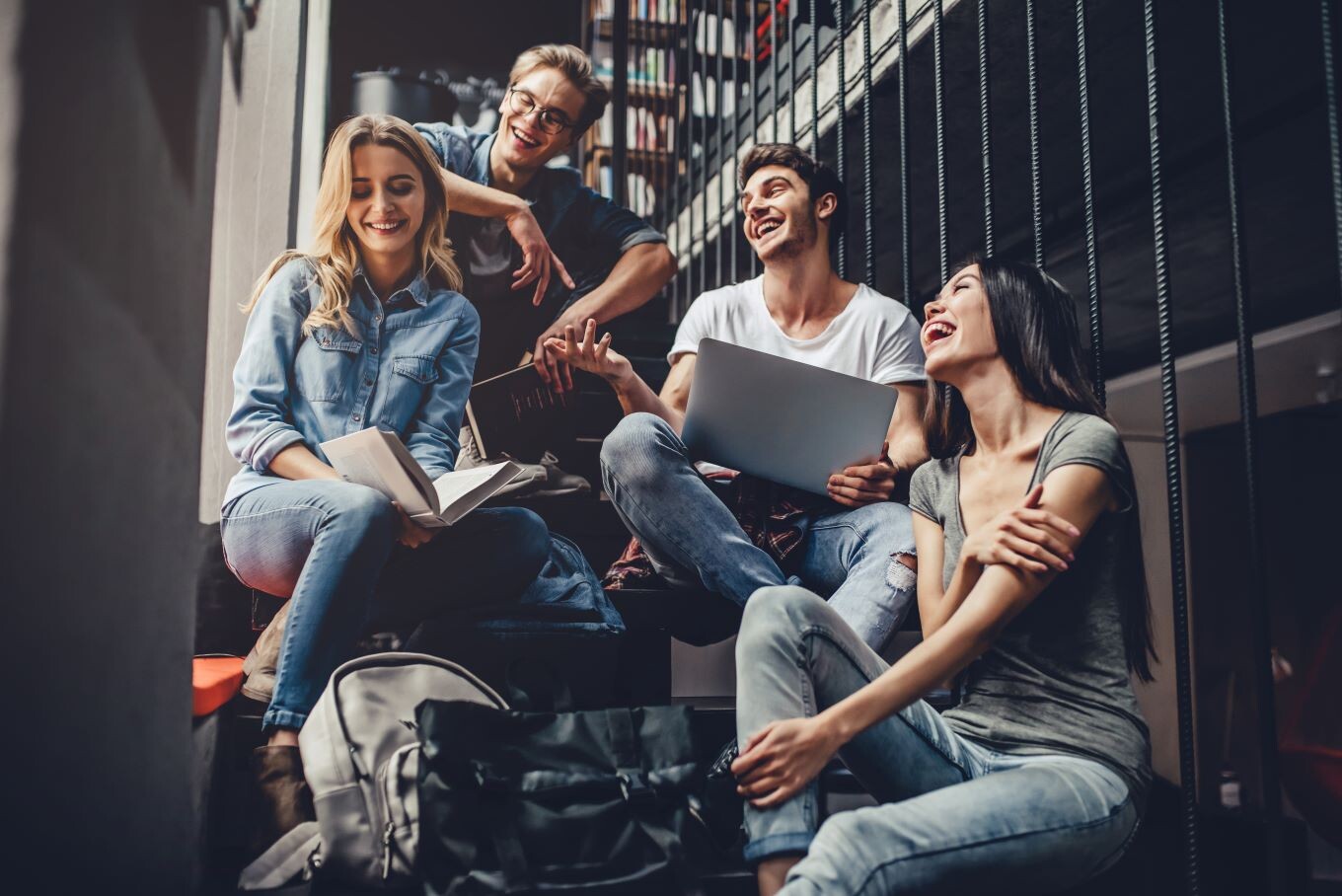 IT sektor patří u studentů stále mezi nejžádanější. Absolventi průměrně vydělají přes 65 tisíc měsíčně