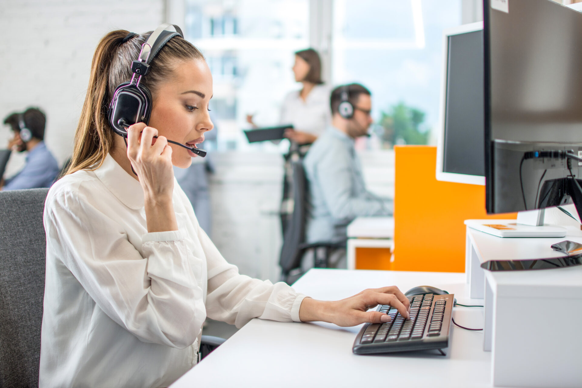 Zaměstnanci call center kvůli umělé inteligenci o práci nepřijdou. Může jim však pomoci navýšit kvalitu servisu