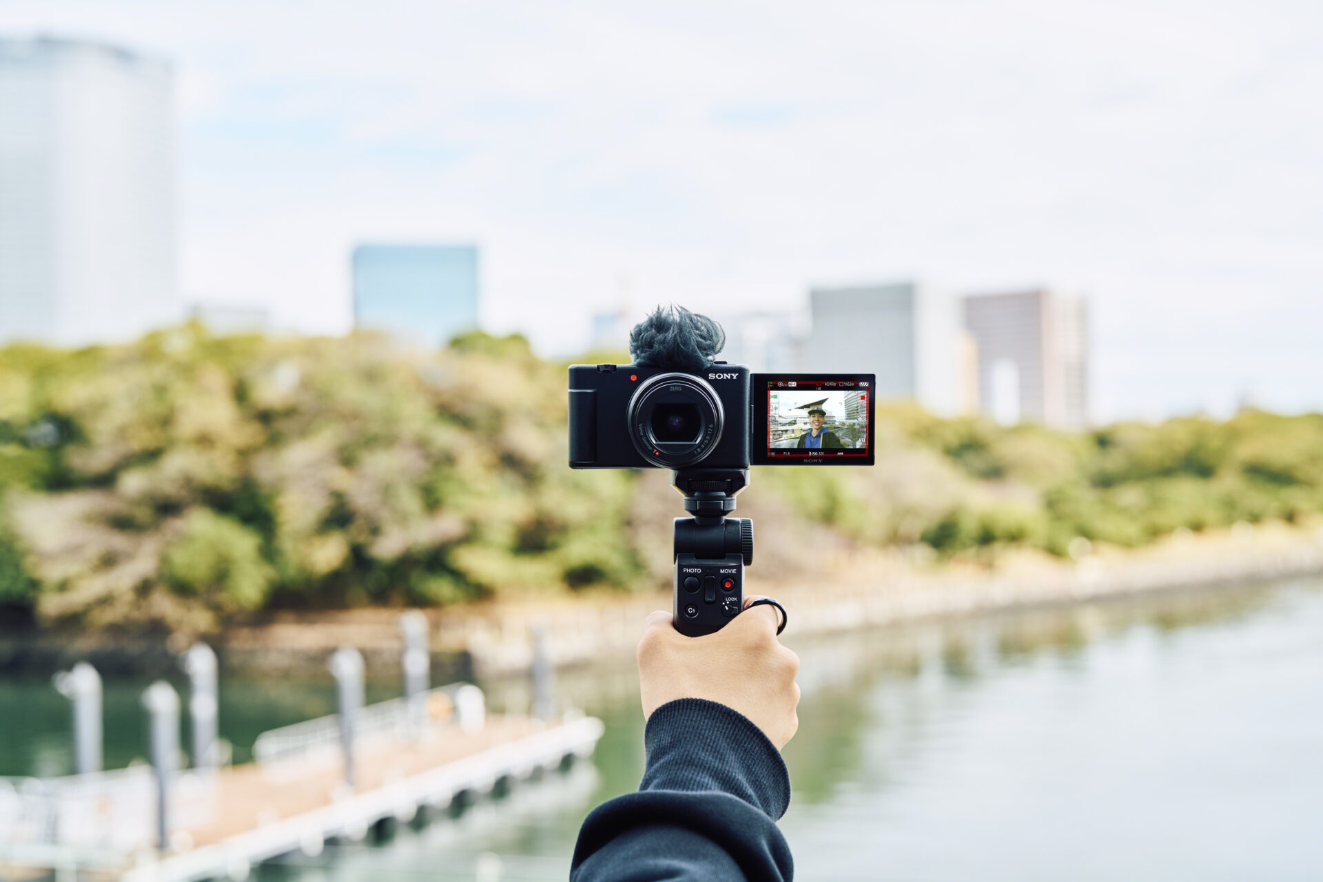 Sony představuje nejnovější ultraširokoúhlý zoomovací vlogovací fotoaparát ZV-1 II