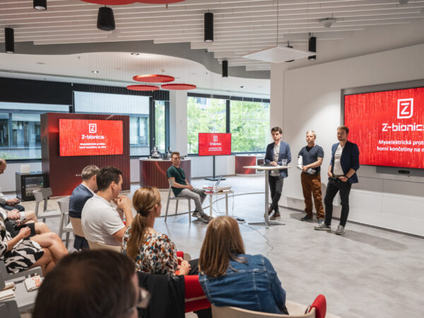 Startup Z-Bionics zdokonaluje svou bionickou paži. Vývoji pomohl desátý ročník Laboratoře Nadace Vodafone