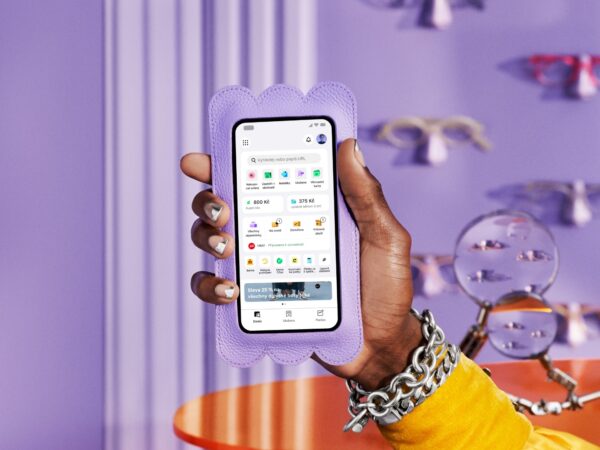 Třetina Čechů nakoupí zboží, které viděli na sociálních sítích, vedení drží Facebook