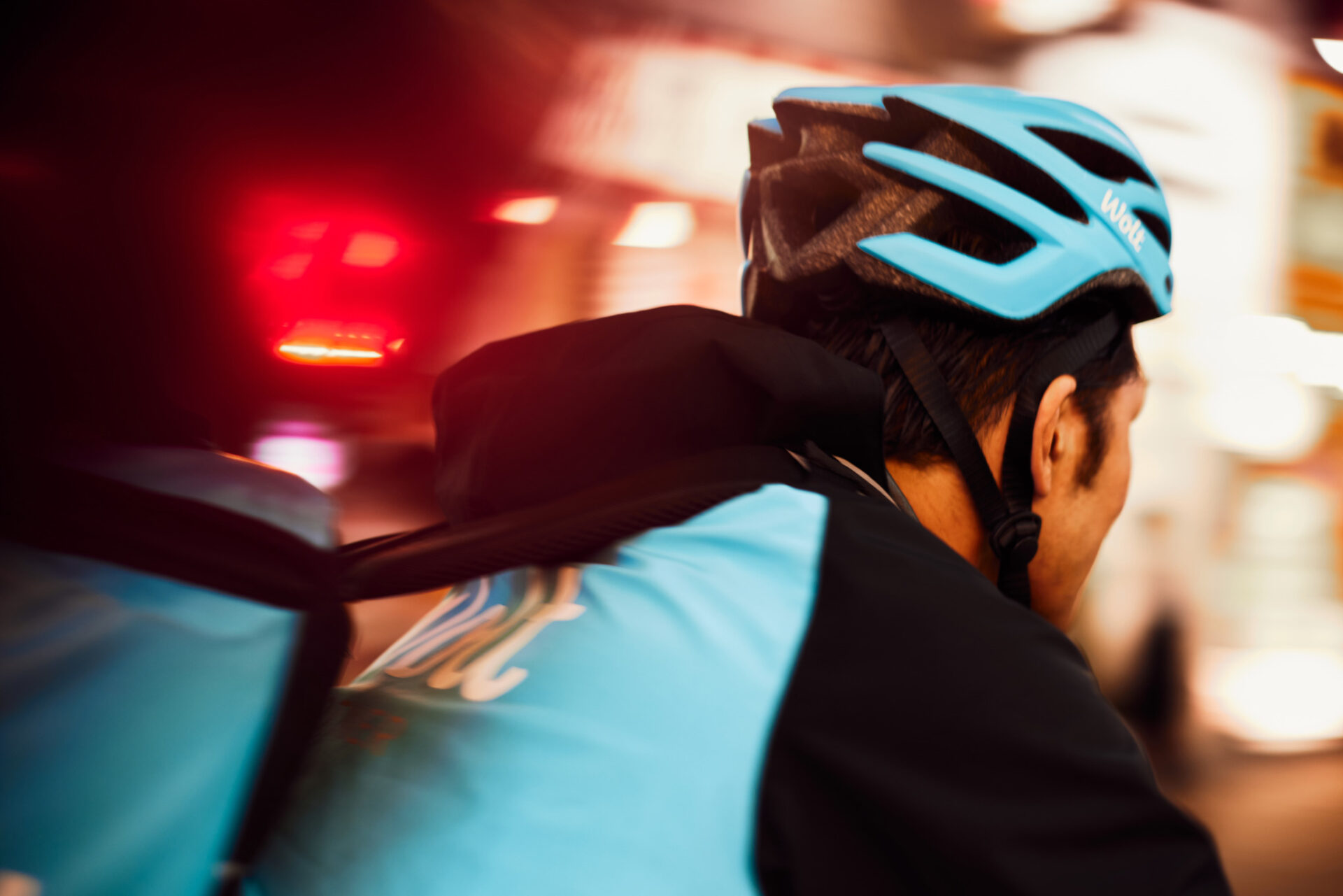 Wolt zavedl v Praze nonstop provoz, vedle restaurací nabízí „ve dne v noci” i potraviny nebo květiny