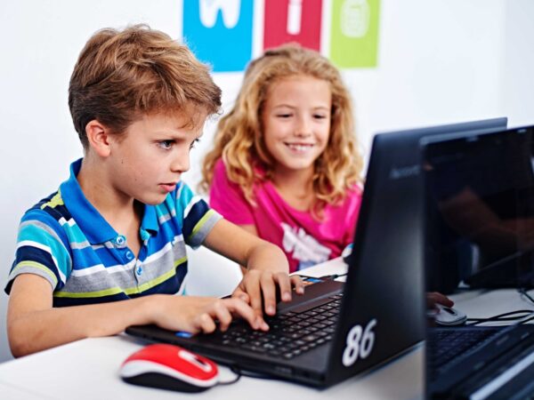 77 % rodičů vnímá umělou inteligenci jako prospěšnou, zjistil výzkum společnosti Logiscool