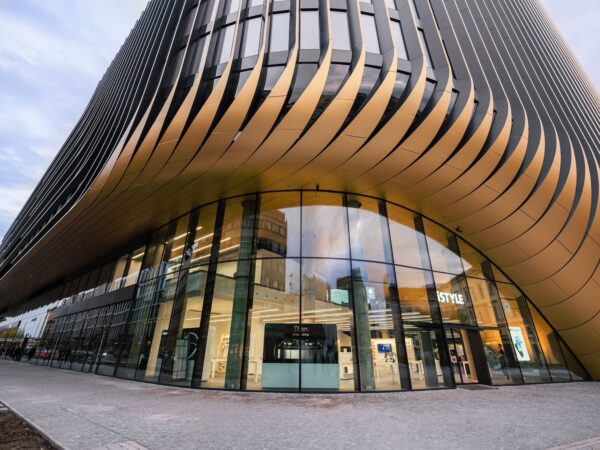 iSTYLE Masaryčka: nová prodejna v ikonickém průčelí projektu Zahy Hadid otevřela zákazníkům