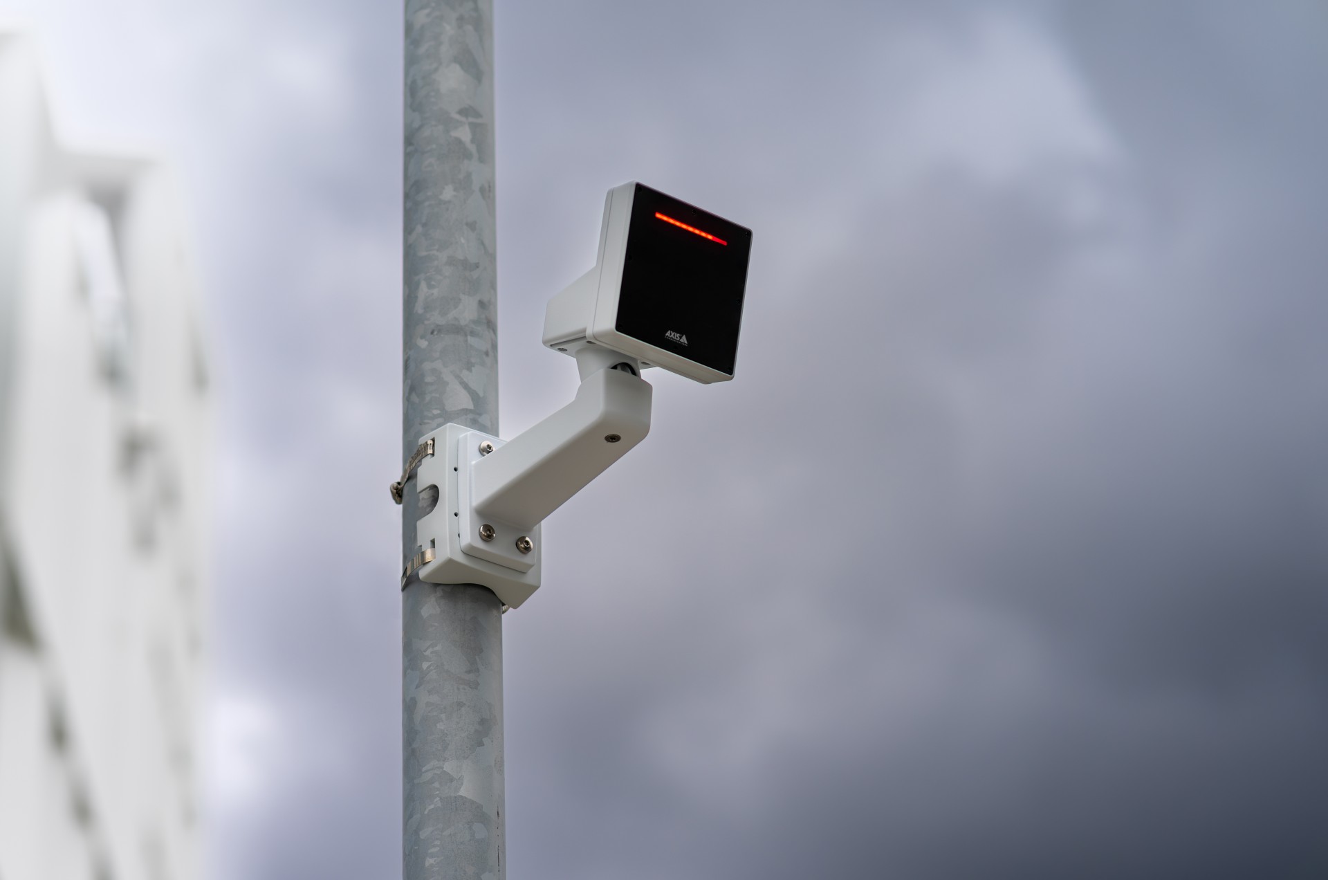 Spolehlivá detekce bez ohledu na viditelnost. Nový 60GHz radar Axis zvládne monitoring dopravy a pohybu v oblasti