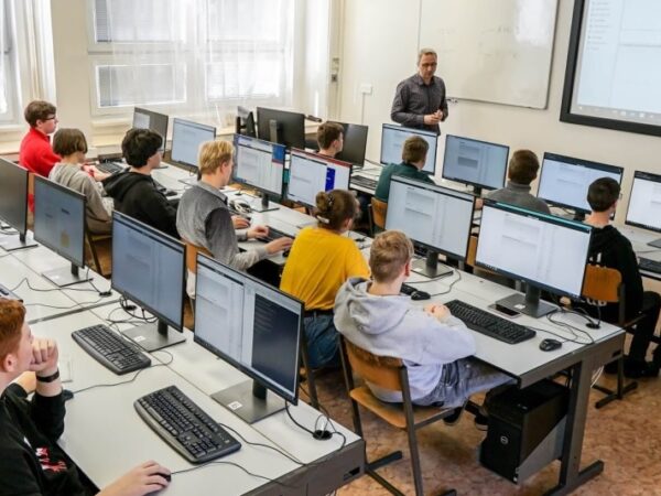 Informační znalosti tisíců žáků otestuje národní soutěž IT-SLOT. Obstáli byste?