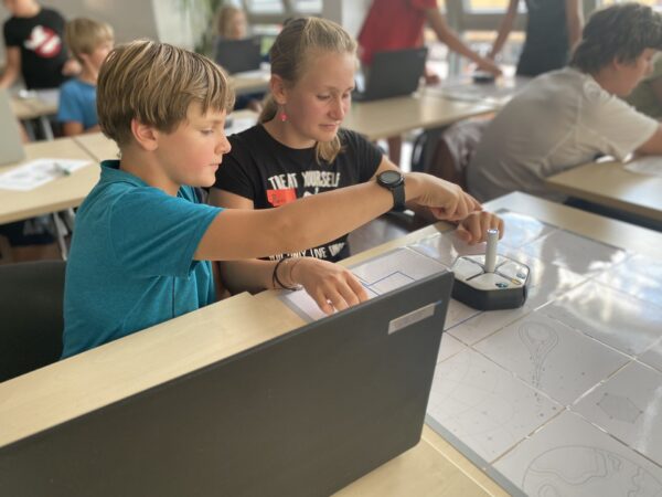 Robotické stavebnice, drony nebo simulace vlastní meteostanice: Téměř 1500 dětí a mladých lidí se letos učilo programovat během akcí Meet and Code