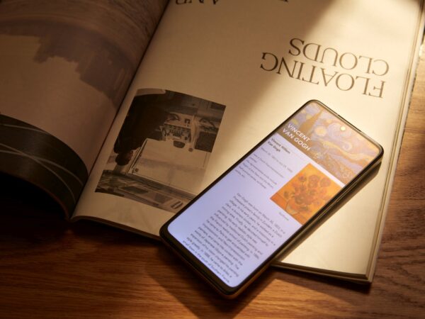 Smartphone TCL 40 NXTPAPER, jehož displej připomíná papír, míří na český trh