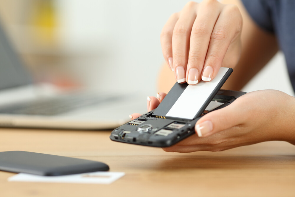 Pořídit k Vánocům nový mobil? Možná postačí jen vyměnit baterii
