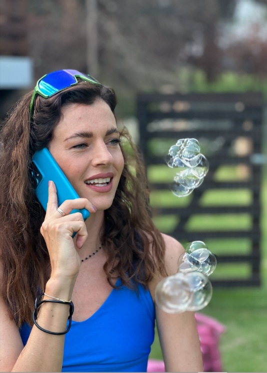 Obsah obrázku Lidská tvář, snímek obrazovky, osoba, text

Popis byl vytvořen automaticky