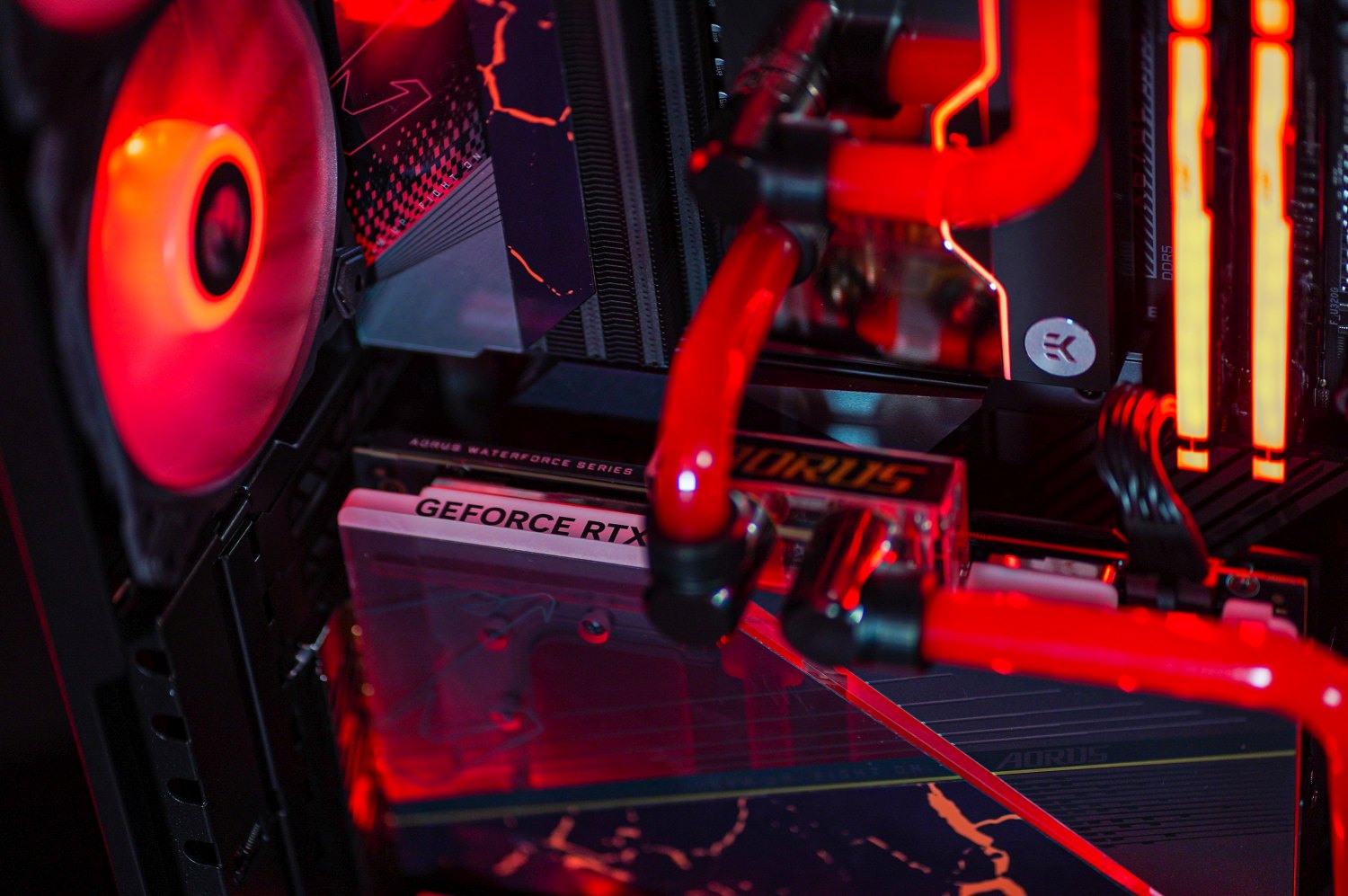 Češi jsou národem geeků. Za custom PC build jsou ochotni dát stovky tisíc, oblíbené jsou i sběratelské edice počítačových her