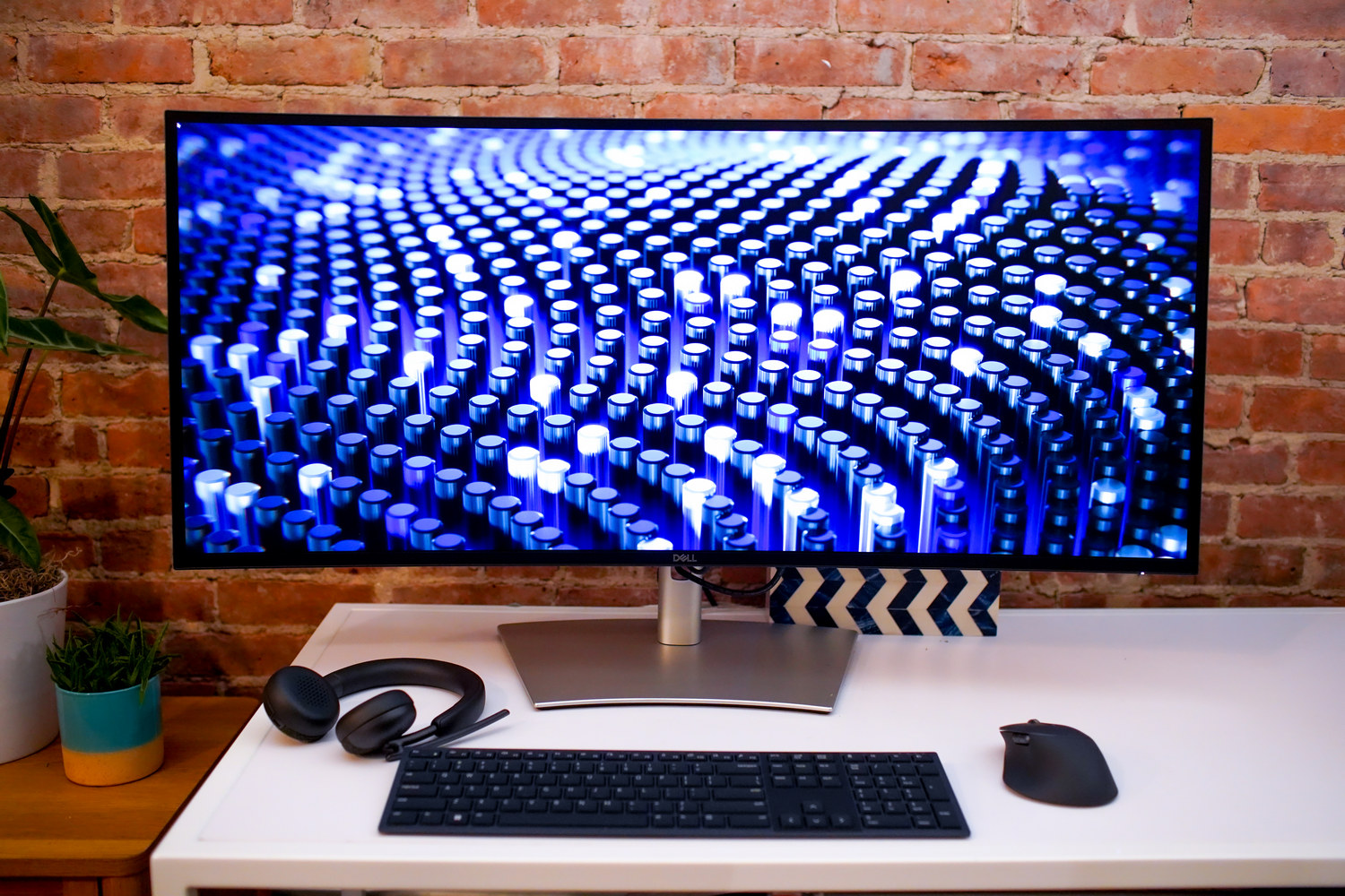 Nové monitory Dell UltraSharp přinášejí přesnost barev pro tvůrčí činnost i špičkový komfort pro oči uživatele