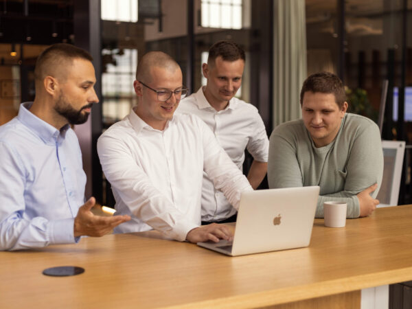 AI a lidští moderátoři v boji proti dezinformacím. Slovenský startup elv.ai s čerstvou investicí zahajuje expanzi, vstupuje i do Česka
