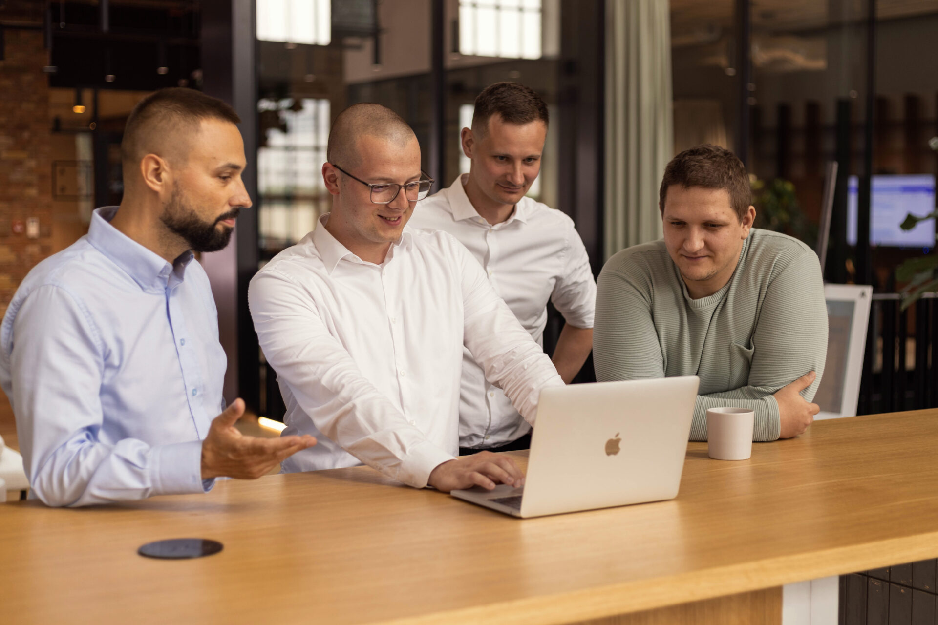 AI a lidští moderátoři v boji proti dezinformacím. Slovenský startup elv.ai s čerstvou investicí zahajuje expanzi, vstupuje i do Česka