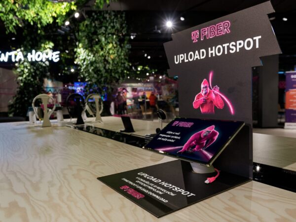 T-Mobile představuje v pražském Magenta Experience Centru 8Gigový „Upload HotSpot“