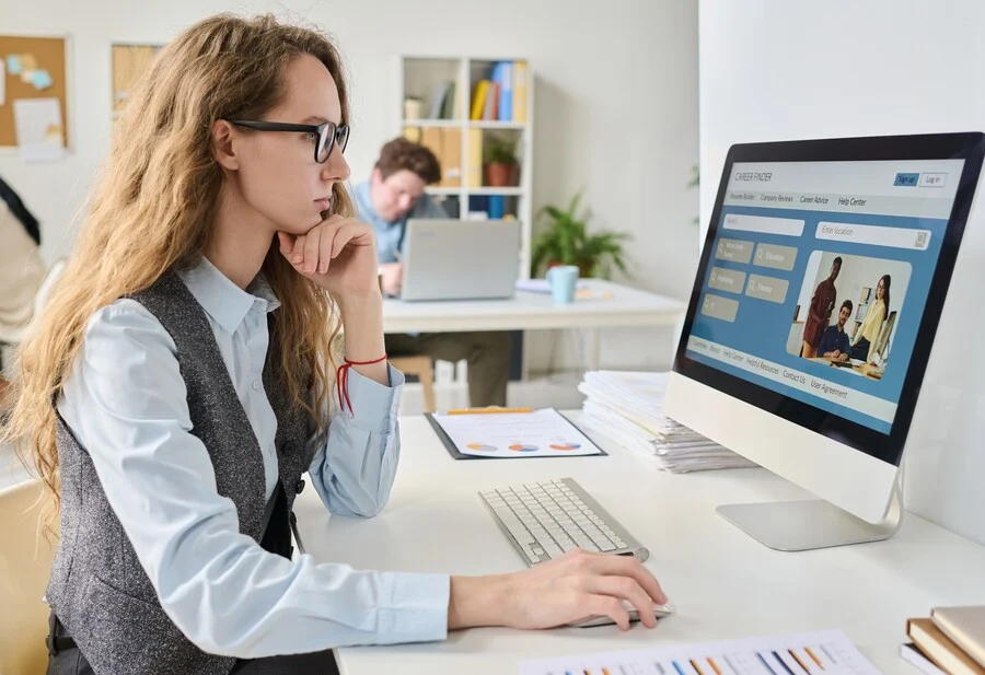 V uplynulém roce vzrostly nejvíce nástupní mzdy v energetice, sekundovali trenéři a architekti