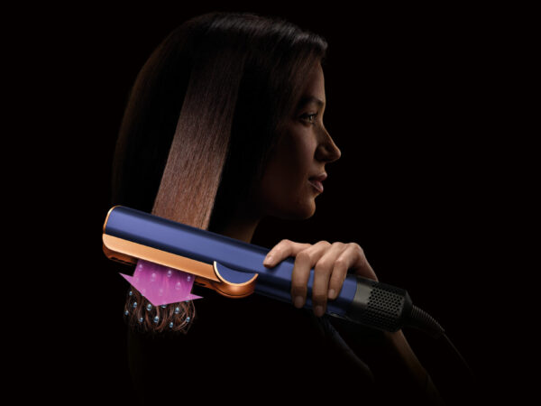 Společnost Dyson představila inovativní žehličku  Dyson AirstraitTM:  Narovnávání suchých i mokrých vlasů pouze za pomoci vzduchu. Bez horkých destiček, bez tepelného poškození.