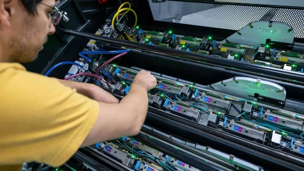 HP stanovuje nový průmyslový standard pro digitální tisk díky pokročilým technologiím a inteligentní automatizaci