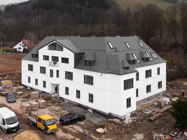 Ze zchátralého továrního areálu unikátní horské byty. Salutem uvádí na trh moderní bydlení v srdci Jeseníků